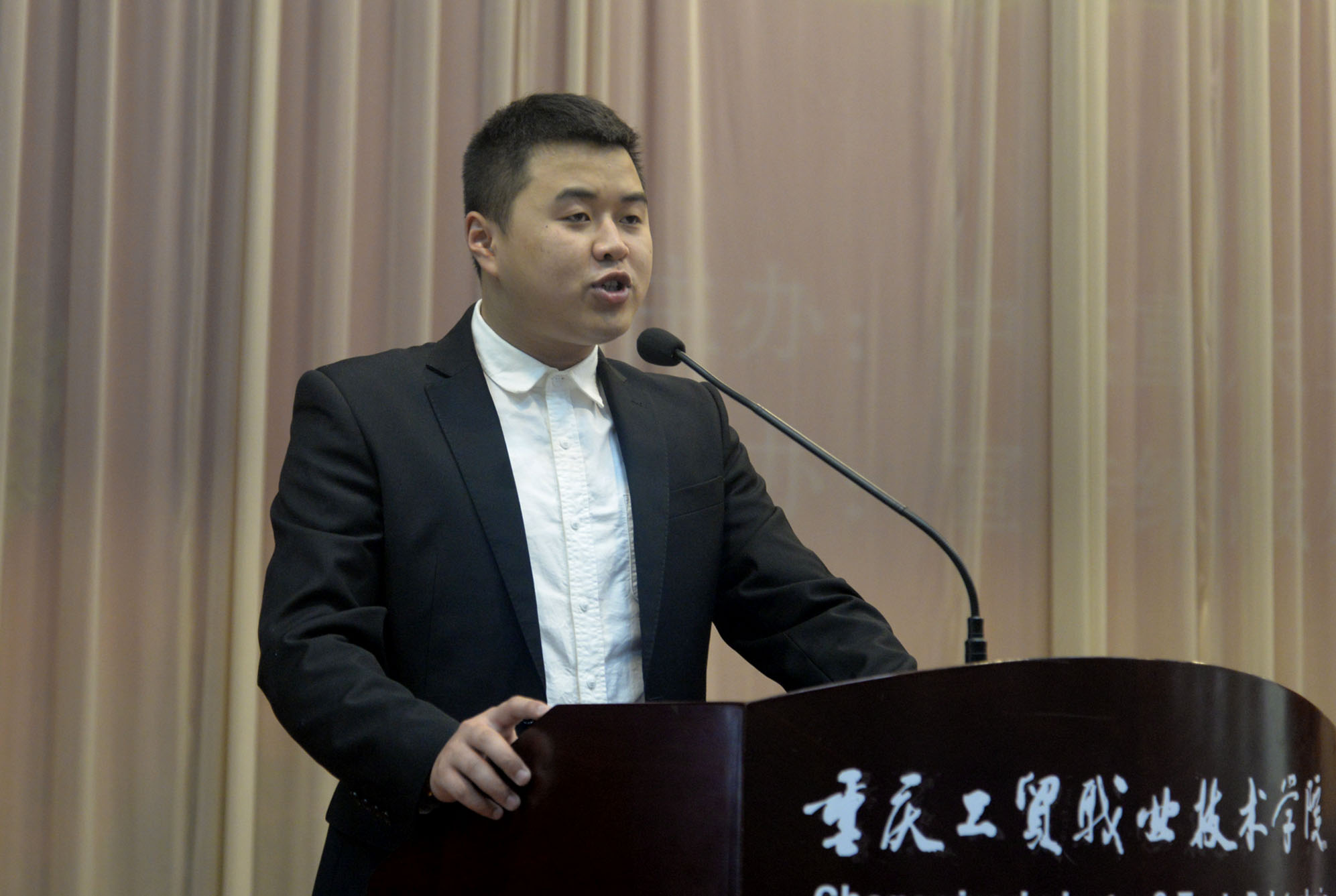 学院隆重举行2018届学生毕业典礼