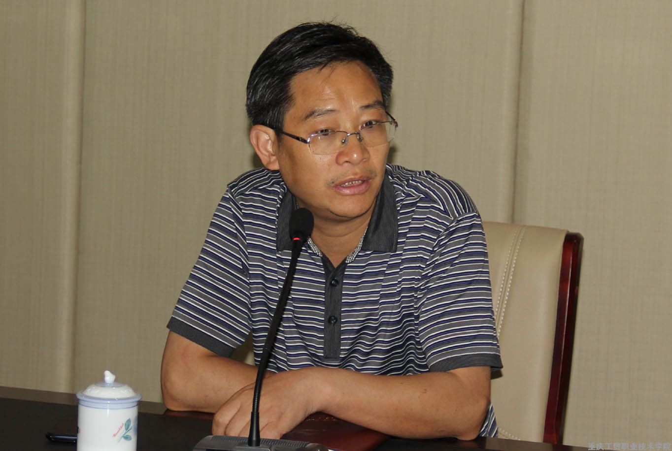 学院党委中心组召开“我是党员我示范 迎接评估见行动”专题学习会