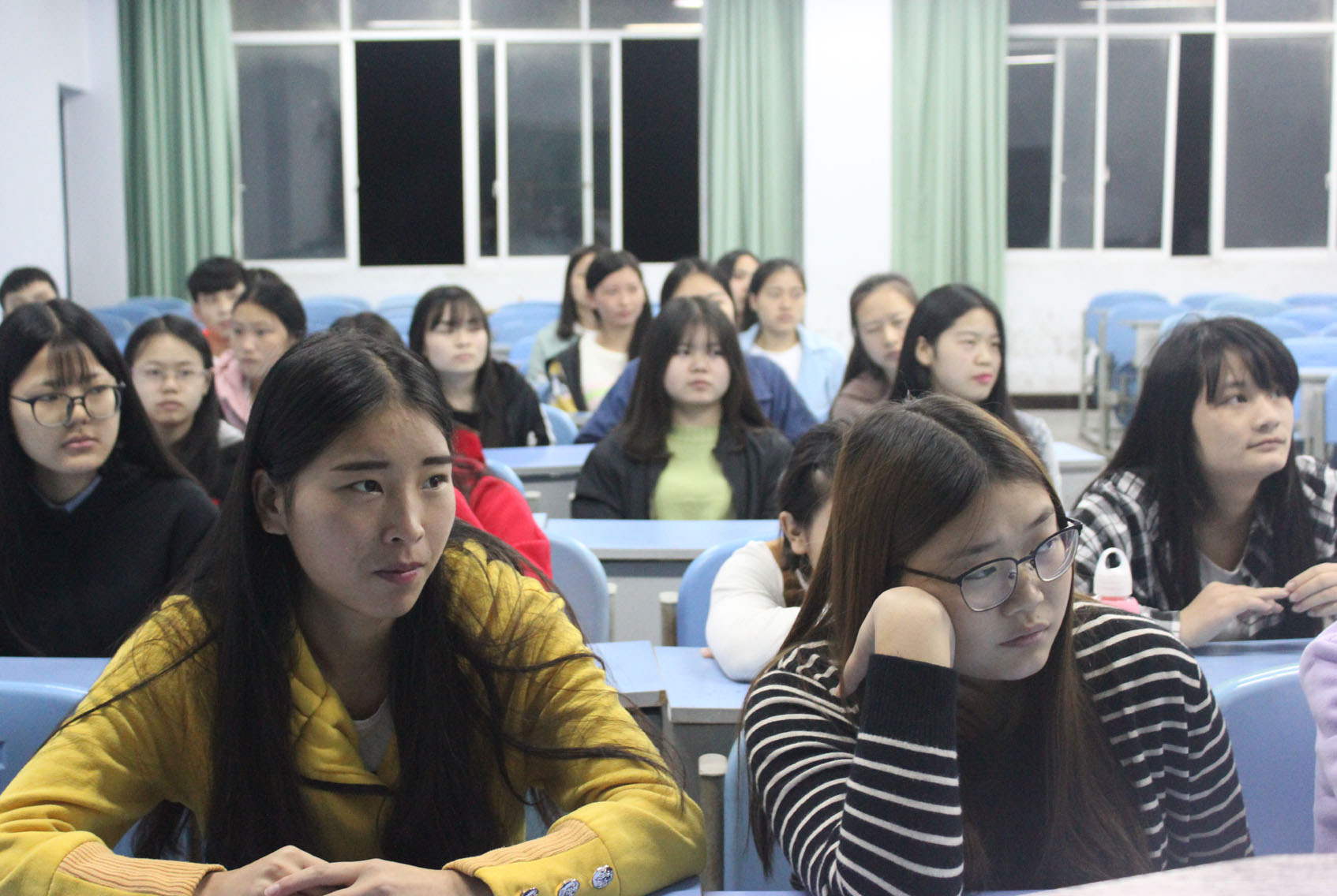 我院师生员工收看十九大开幕会备受鼓舞