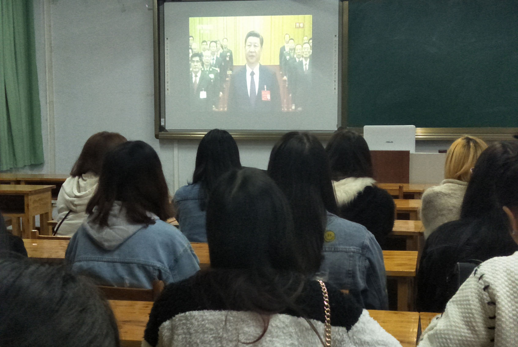 我院师生员工收看十九大开幕会备受鼓舞