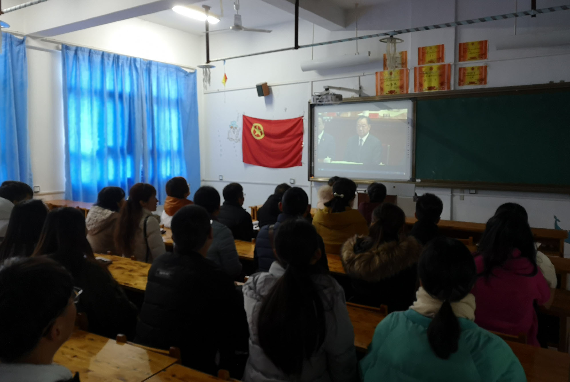 学院组织师生收看庆祝改革开放40周年大会直播