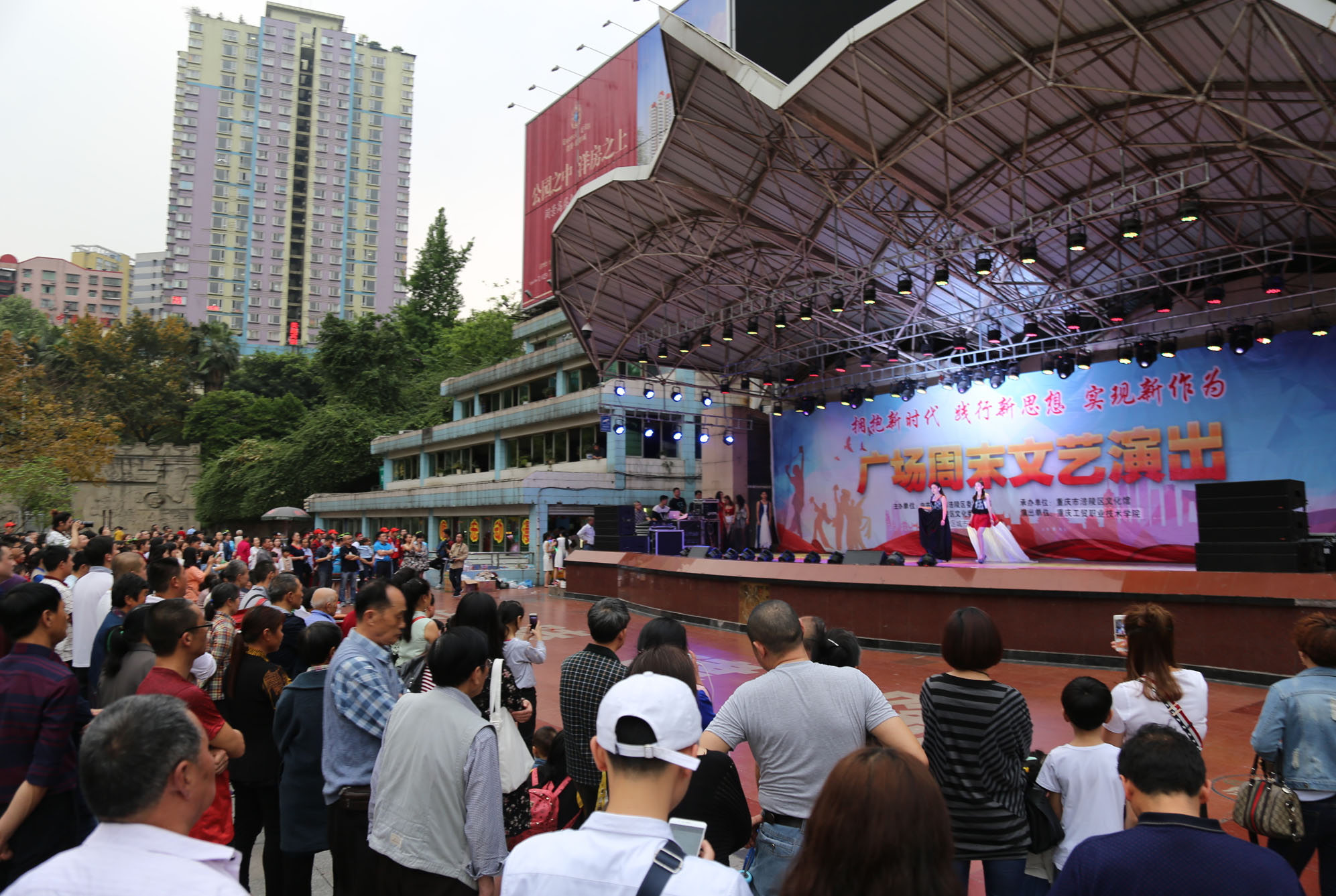 学院为涪陵市民送去文艺演出